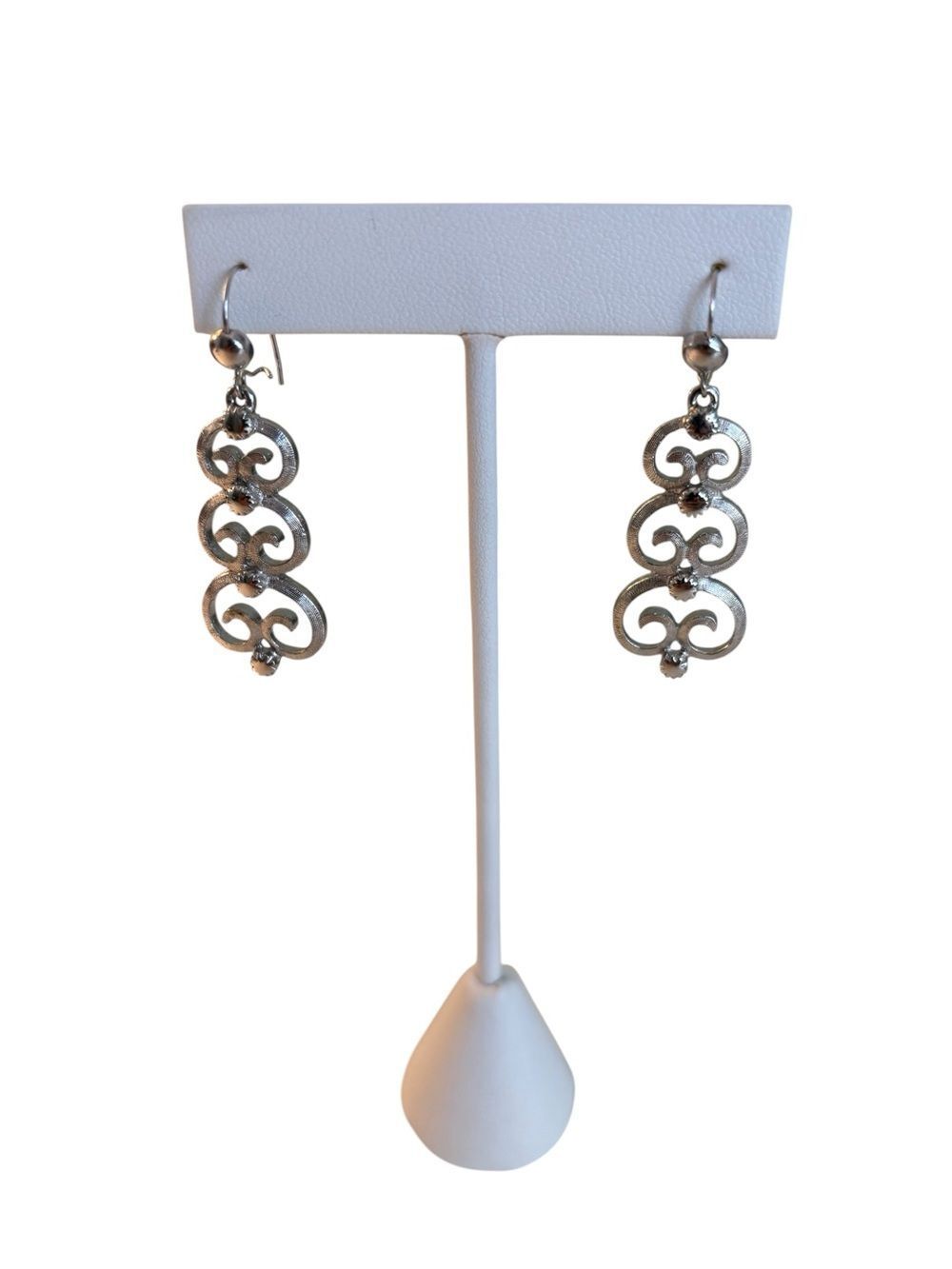 Beautiful Vintage Monet Dangling Filigree Brushed Silver Toned Earrings. - Picture 4 of 6
